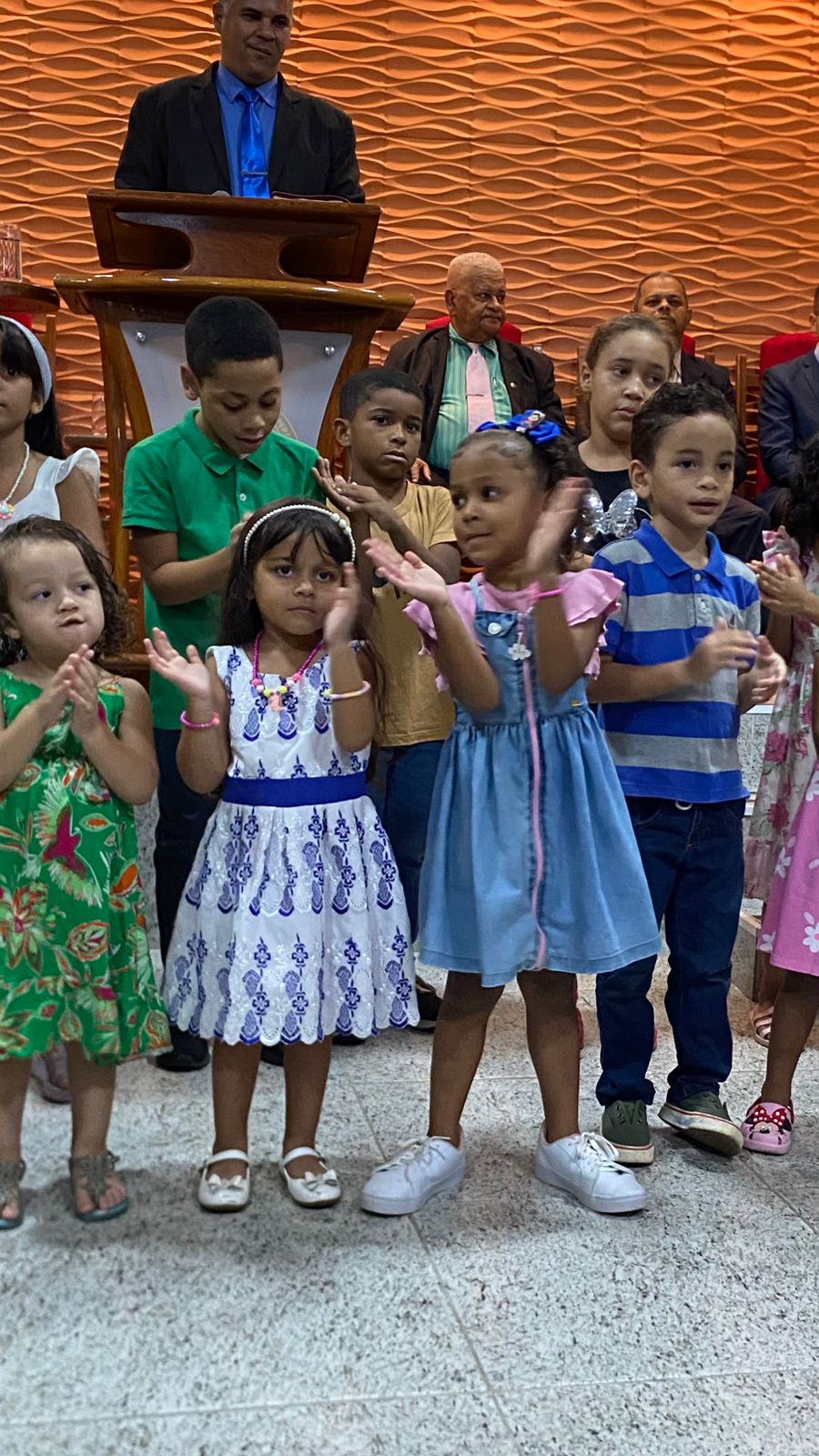 Crianças participando do culto