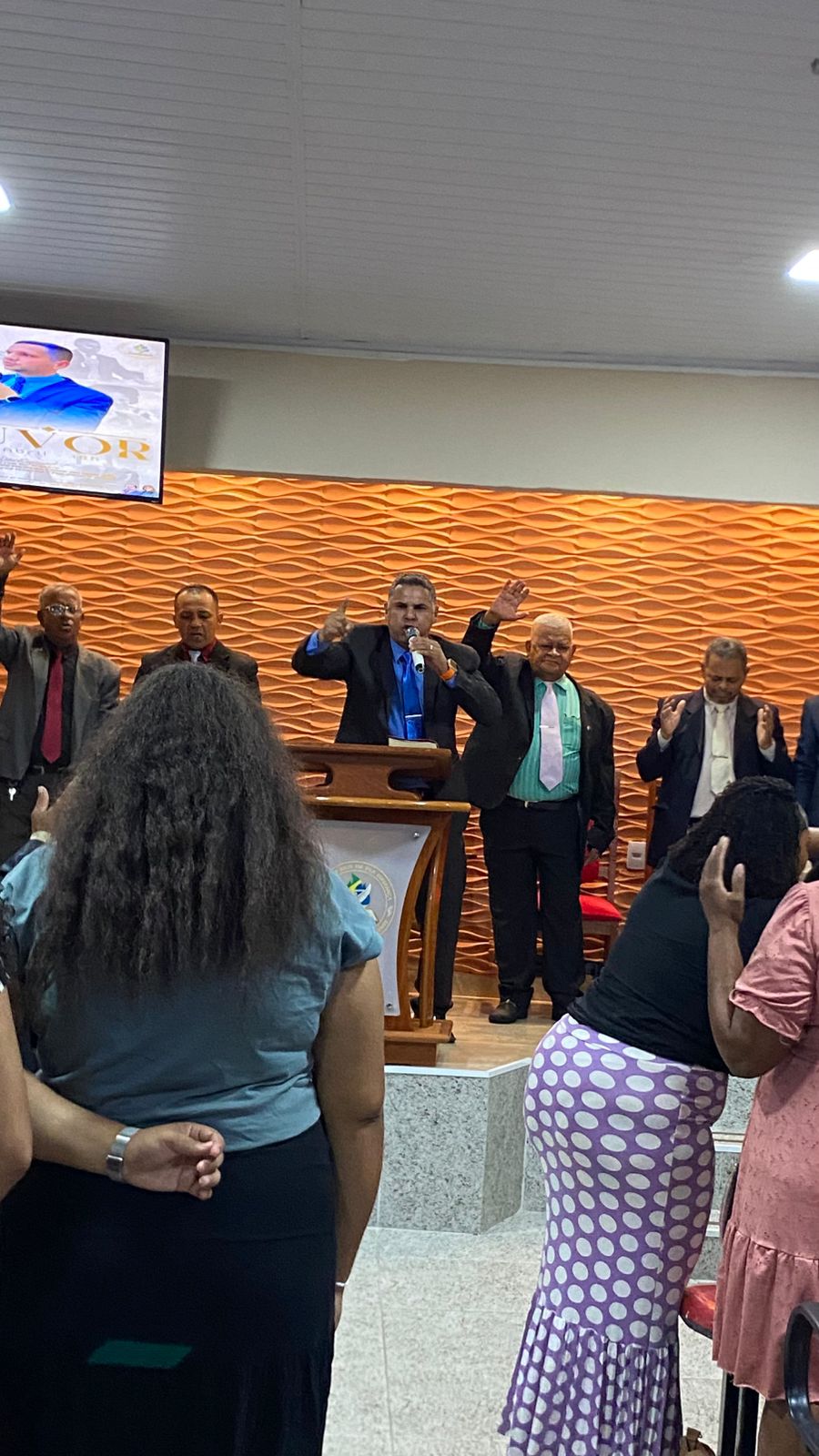Pregação no púlpito com a igreja em adoração